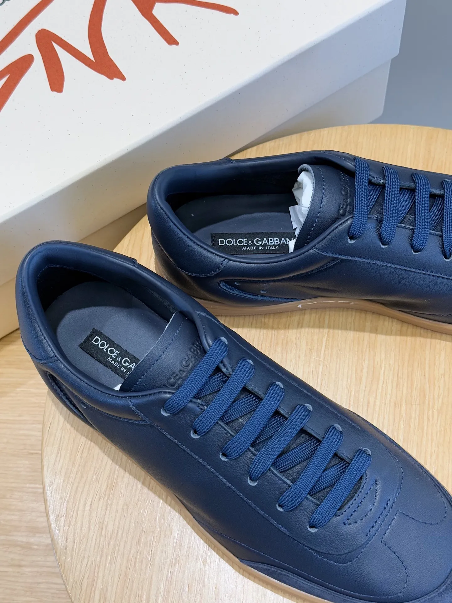 Men's Men's Shoes💰400 [New Style]🐏🐏DG men's calfskin sneakers Portofino Yacht shoes, simple and versatile design, unique saddle leather soles. The Dolce &G logo rear wing is the icing on the cake. Imported cowhide + rubber outsole Size: 39-44 (customized at 38.45)